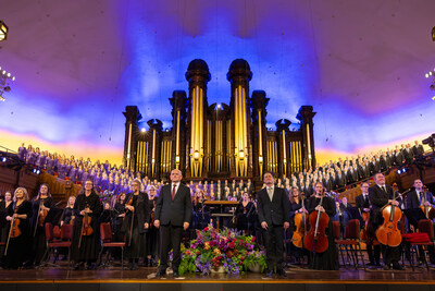 The Tabernacle Choir at Temple Square at the conclusion of its broadcast of 