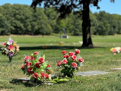Las flores vibrantes y los imponentes pinos proporcionan un entorno sereno y majestuoso parecido a un parque durante todo el año en el cementerio de Cristo Rey en Franklin Lakes, condado de Bergen.
