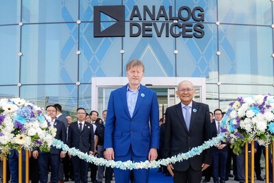 Analog Devices 執行長暨董事會主席Vincent Roche(左)與Analog Devices泰國董事總經理Wirat Sri-amonkitkul (右) 共同出席ADI泰國先進製造工廠剪綵儀式