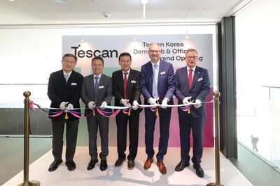 From left: Jong-Seok Yeo, President of Korea Society of Microscopy; Sean Lee, Tescan Managing Director, APAC; Jae-Hwan Kim, Tescan Korea General Manager; Pavel Sustek, Tescan CFO; Ivan Jančárek, Ambassador of the Czech Republic to the Republic of Korea.