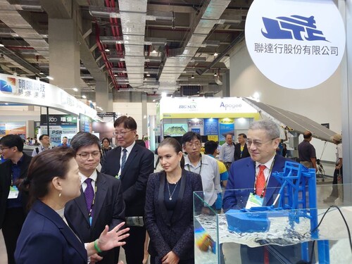 Inna Braverman and CY Huang explain the Eco Wave Power technology to Mr. Yu Zheng Wei Head of Taiwan’s Energy Bureau, and Mrs. Wang Mei Hua, Taiwan’s former Minister for Economic Affairs