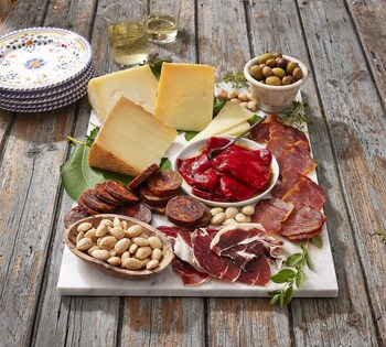 Hosting made easy: La Tienda Ultimate Charcuterie Box