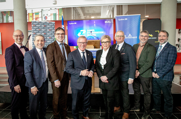 Vincent Rousson, recteur de l’UQAT, Jean-François Simard, ministre des Ressources naturelles et des Forêts et ministre responsable de la région de la Capitale-Nationale, Eric Girard, ministre délégué au Développement économique régional et ministre responsable de la région du Saguenay–Lac-Saint-Jean, Jean Boulet, ministre de l’Économie, de l’Innovation et de l’Énergie, ministre du Travail, ministre responsable de la Stratégie maritime et ministre responsable de la région de la Mauricie, Suzanne Blais, députée d’Abitibi-Ouest et adjointe parlementaire de la ministre responsable de l’Habitation, Gilles Chapadeau, maire de Rouyn-Noranda, Patrick Martel, président de la Zone d’innovation minière, et Pierre Matte, vice-président optimisation et innovation chez Agnico Eagle. (Groupe CNW/Université du Québec en Abitibi-Témiscamingue (UQAT))