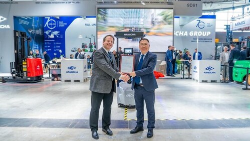 Mr. Jan Hoehne (L), General Manager Industrial Machines, TÜV Rheinland, presents the CE MD certification of EZGO to Mr. George Zhang (R), General Manager of Hangcha International. Mr. Jan Hoehne (L), General Manager Industrial Machines, TÜV Rheinland, presents the CE MD certification of EZGO to Mr. George Zhang (R), General Manager of Hangcha International.