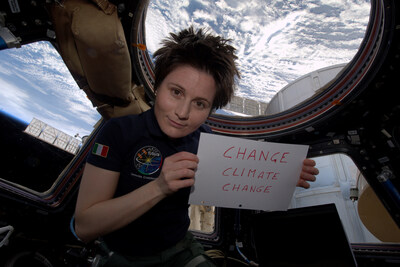 Italian astronaut Samantha Cristoforetti holds up a sign for Earth Hour 2015 aboard the International Space Station, March 28, 2015 © ESA – European Space Agency (CNW Group/World Wildlife Fund Canada)
