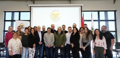 Signature officielle de l’ajout de terres de la Première Nation des Innus Essipit. Membres de la communauté, représentants du Conseil, et partenaires réunis pour la signature. (Groupe CNW/Relations Couronne-Autochtones et Affaires du Nord Canada)
