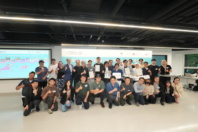 第五屆「香港遊戲優化和推廣計劃」舉辦頒獎典禮暨分享會，文創產業助理專員葉敏儀女士、香港數碼娛樂協會主席彭子傑先生、一眾評審、導師，以及11間入選本地初創遊戲公司代表進行大合照。