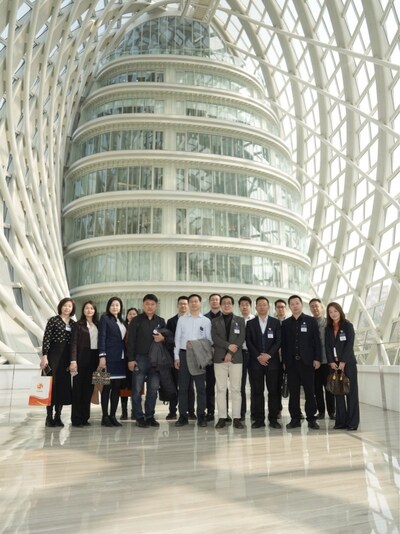 與會嘉賓參觀北京鳳凰國際傳媒中心 (PRNewsfoto/Huawei Cloud APAC)