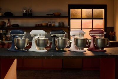 KitchenAid dévoile ses plus grandes avancées pour les batteurs sur socle à tête inclinable KitchenAid® depuis 1955 : LE BATTEUR SUR SOCLE ARTISAN® PLUS (Groupe CNW/KitchenAid Canada)