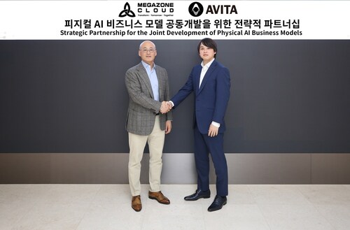 Forging the future of physical AI: MegazoneCloud CEO Doug Yeum [Left] and AVITA COO & CFO Shogo Nishiguchi [Right] finalize their strategic partnership at MegazoneCloud's Seoul headquarters.