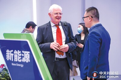Participants in the Invest in Beijing Conference exchange views at the venue. Participants in the Invest in Beijing Conference exchange views at the venue.
