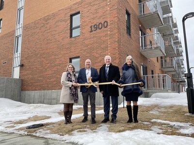 De gauche à droite : Mme Caroline Sauriol, PDG de Mission Unitaînés, M. Mario Plourde, directeur général de l’OH de la Vallée de l’Énergie, M. Jean-Yves Tremblay, maire suppléant de Shawinigan et Mme Marie-Louise Tardif, adjointe parlementaire du ministre responsable des Ressources naturelles et des Forêts et députée de Laviolette–Saint-Maurice. (Groupe CNW/Cabinet de la ministre responsable de l'Habitation et ministre responsable de la Condition féminine)