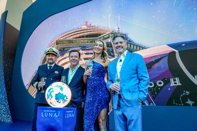 (De izquierda a derecha) Robert Lundberg, capitán de Norwegian Luna™; John Chidsey, presidente y director ejecutivo de Norwegian Cruise Line Holdings Ltd®; ELLE, artista del casco y madrina de Norwegian Luna™; y Marc Kazlauskas, presidente de Norwegian Cruise Line® en la ceremonia de bautizo del barco celebrada en el terminal de la compañía con certificación LEED® Gold en PortMiami el viernes 27 de marzo de 2026 en Miami, Florida. (De izquierda a derecha) Robert Lundberg, capitán de Norwegian Luna™; John Chidsey, presidente y director ejecutivo de Norwegian Cruise Line Holdings Ltd®; ELLE, artista del casco y madrina de Norwegian Luna™; y Marc Kazlauskas, presidente de Norwegian Cruise Line® en la ceremonia de bautizo del barco celebrada en el terminal de la compañía con certificación LEED® Gold en PortMiami el viernes 27 de marzo de 2026 en Miami, Florida.