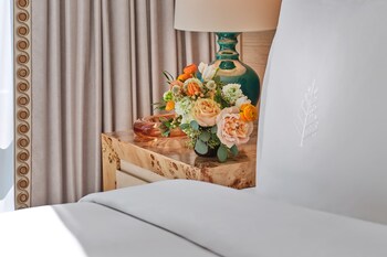 Deluxe One Bedroom Suite bed detail