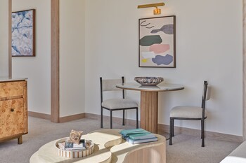 Deluxe One Bedroom Suite-Dining room