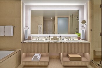 Premier One Bedroom Suite bathroom