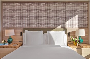 Premier One Bedroom Suite bed detail