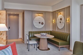 Deluxe One Bedroom Suite- dining area