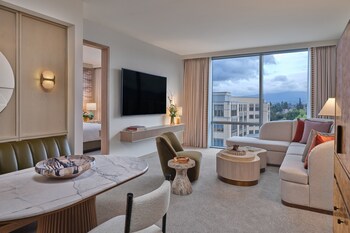 Deluxe One Bedroom Suite-Living area