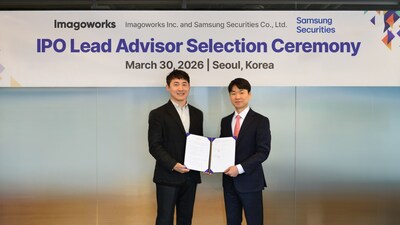 Imagoworks CEO Youngjun Kevin Kim(left) poses with a Samsung Securities representative during a signing ceremony for a lead underwriter agreement for the company’s planned IPO on the KOSDAQ market.
