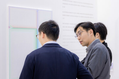 「金沙藝廊」展區一連五日氣氛熾熱,匯聚國際畫廊代表、收藏家及藝術家駐足交流,圍繞三位澳門青年藝術家——李英維、梁子毛及廖克敏的創作展開跨文化深入交流。 「金沙藝廊」展區一連五日氣氛熾熱,匯聚國際畫廊代表、收藏家及藝術家駐足交流,圍繞三位澳門青年藝術家——李英維、梁子毛及廖克敏的創作展開跨文化深入交流。