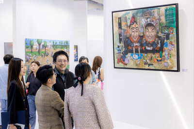 「金沙藝廊」展區一連五日氣氛熾熱,匯聚國際畫廊代表、收藏家及藝術家駐足交流,圍繞三位澳門青年藝術家——李英維、梁子毛及廖克敏的創作展開跨文化深入交流。 「金沙藝廊」展區一連五日氣氛熾熱,匯聚國際畫廊代表、收藏家及藝術家駐足交流,圍繞三位澳門青年藝術家——李英維、梁子毛及廖克敏的創作展開跨文化深入交流。