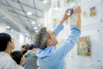 「金沙藝廊」展區同場展示現於澳門「金沙藝廊」舉辦的《流光溢彩‧益隆百年》澳門炮竹時代記憶與美學特展之圖鑑及炮竹包裝招紙珍品,吸引大批國際觀眾到訪細賞,印證澳門跨時代文化的國際吸引力。 「金沙藝廊」展區同場展示現於澳門「金沙藝廊」舉辦的《流光溢彩‧益隆百年》澳門炮竹時代記憶與美學特展之圖鑑及炮竹包裝招紙珍品,吸引大批國際觀眾到訪細賞,印證澳門跨時代文化的國際吸引力。