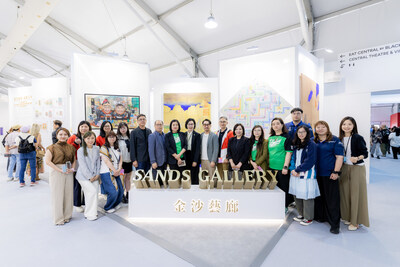 Sands China specially arranged a guided tour at Art Central for representatives from four NGOs in Macao: Fuhong Society of Macau, Macau Special Olympics, the Noah Family Mutual Aid Association, and the Richmond Fellowship of Macau, allowing them to experience the international art event firsthand and enabling them to appreciate the power of diverse art and creativity, while paving the way to foster inclusion of art in the Macao community from a broader perspective. Sands China specially arranged a guided tour at Art Central for representatives from four NGOs in Macao: Fuhong Society of Macau, Macau Special Olympics, the Noah Family Mutual Aid Association, and the Richmond Fellowship of Macau, allowing them to experience the international art event firsthand and enabling them to appreciate the power of diverse art and creativity, while paving the way to foster inclusion of art in the Macao community from a broader perspective.