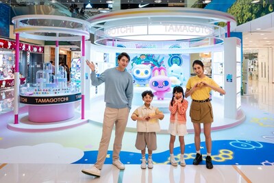 《塔麻歌子》主題展區則以「Tamagotchi Paradise」為靈感，設有等身角色立像與互動展示，充滿童趣。 (PRNewsfoto/海港城置業有限公司)