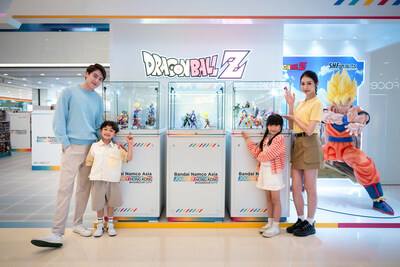 Patung Super Saiyan Son Goku berukuran asli yang memukau menyambut pengunjung di pintu masuk pop-up store, mereka ulang momen legendaris "Kamehameha" dari Dragon Ball.