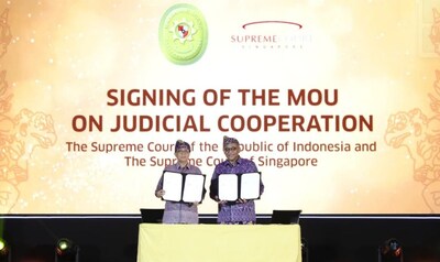 From left to right: Chief Justice Sunarto (Supreme Court of Indonesia) and Chief Justice Menon (Supreme Court of Singapore) [Photo credit: Supreme Court of the Republic of Indonesia] (PRNewsfoto/Supreme Court of Singapore)