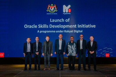 (L-R) Chin Ying Loong, SVP and regional managing director, Oracle, ASEAN & SAGE, Ir. Wan Murdani Wan Mohamad, VP, Digital Adoption⁠, Malaysia Digital Economy Corporation (MDEC), Royce Teoh, managing director, Oracle, Malaysia, YB Gobind Singh Deo, Minister of Digital, Malaysia, YB Tuan Ma Sivanesan, deputy secretary general, Ministry of Digital, Malaysia, Chris Chelliah, SVP, Technology, Oracle, Japan & Asia Pacific and Adrian Marcellus, CEO, MYDIGITAL Corporation