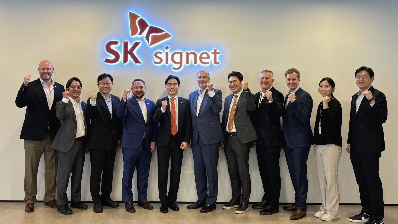 SK Signet CEO Hyung-Ki Cho and other executives pose with Plano Mayor John Muns and his delegation.