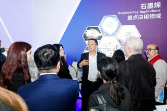 La photo montre la délégation du Forum mondial des financiers du Sud 2026 en visite au Centre national d'innovation sur le graphène à Ningbo, dans la province du Zhejiang, à l'est de la Chine. (PRNewsfoto/Xinhua Silk Road)