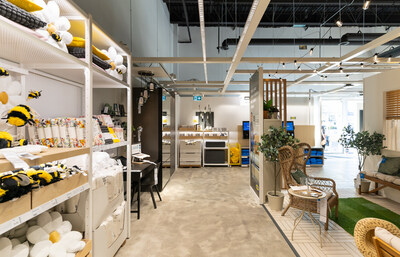 Visitors can also bring a bit of IKEA home with them as the Plan and order point offers a selection of products from the IKEA range (excluding food) for immediate purchase and takeaway. (CNW Group/IKEA Canada Limited Partnership)