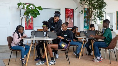 Lemi-Ola Erinkitola, Founder and CEO of The Critical Thinking Child, works with K–12 students during a CTC learning session. CTC's personalized approach develops critical thinking skills that help students earn high scores, gain admission to top selective schools, and become confident, independent learners.