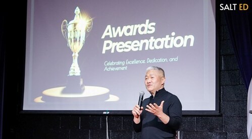 Joonho Lee, director ejecutivo de Kbean®, entrega premios y comparte comentarios de felicitaciones con los estudiantes creadores.