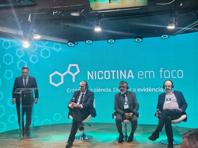 Em pé: Dr. Edgar Lima; da esquerda para a direita: Dr. Konstantinos Farsalinos, Dr. Rohan Sequeira e o Dr. Bernhard Michael Mayer (foto: divulgação).