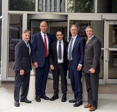 El recién absuelto y reivindicado empresario Alex Rovirosa con su equipo de defensa (de izquierda a derecha): Lawrence Finder, Matthew Boyden, Rovirosa, el abogado principal Ryan McConnell y el consultor de medios Chris Begala. (PRNewsfoto/R McConnell Group PLLC)