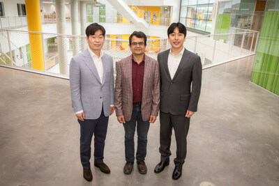 RIMAN Founder & Chairman Joonghyun Ahn and Dr. Jiwon Seo at the Harvard Science and Engineering Center with Professor Samir Mitragotri, marking the beginning of a sponsored research collaboration advancing Araliadiol through organ-on-a-chip technology. (PRNewsfoto/RIMAN Inc.)