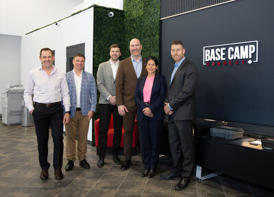 Dans la photo (de gauche à droite): Francis Raveneau (Telflex) Patrick Oliver (IQ), Étienne St-Hilaire (Telflex), Jean-Philippe Grondin (Telflex), Bicha Ngo (IQ), Steven Chabot Coulombe (IQ) (Groupe CNW/Investissement Québec)