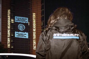 Commissione europea "quartier generale degli allevamenti intensivi": proiezione di Animal Equality contro von der Leyen e i Commissari Europei per l'influenza dell'industria zootecnica