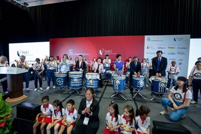 In the first row onstage during a samba performance at the launch of SMU Longevity Societies and Economies Institute (LSEI): (L-R) Interim Co-Director of LSEI Prof Paulin Straughan; Founder and MD of Ageing Asia Janice Chia; SMU President Prof Lily Kong; Ms Indranee Rajah, Minister in the Prime Minister’s Office, Second Minister for Finance and Second Minister for National Development; SMU Provost Prof Alan Chan and Interim Co-Director of LSEI Dr Cheong Wei Yang.