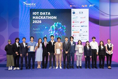 Dr. Ping Chung Ng, Deputy Commissioner (Data Governance), Digital Policy Office (7th from the right), presented the awards to the Student Streams winners.