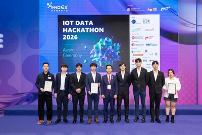 Ir. Hon Aaron BOK, Legislative Council Member (center), presented the awards to the Professional Stream winners.