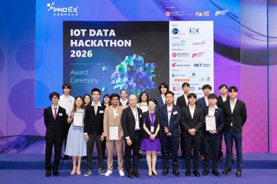 Ms. Anna Lin, Chief Executive of GS1 Hong Kong (6th from the left, front row); Mr. Ricky Siu, Senior Vice President, Mobile Product & Solution Development, Commercial Group, HKT Limited (5th from the left, front row); and Mr. Kev Hau, Director of Cyber Security Consulting, Greater China at Check Point Software Technologies Limited (4th from the right, front row), with the special award winners.