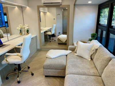 The new Ecoluxe® solar trailers by Hollywood Truck available exclusively from Universal Production Services, come in 1, 2, and 3 room layouts as well as wardrobe, hair and make-up, and restroom models. All configurations rent at the competitive market rate while also reducing the cost for additional EV chargers, WiFi, and diesel generator rentals lowering overall production expense, GHG emissions, and noise pollution.