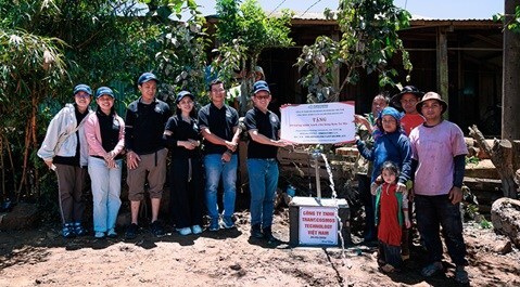 At the well's grand opening ceremony, held from March 28 to 29, TTV Volunteering Club members with Village Mayor A Reo (fifth from the left)