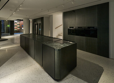 Visitors to the showroom can enjoy a unique, ultra-sophisticated take on kitchen space curation, created through a collaboration with Schiffini, a leading Italian high-end kitchen furniture brand.