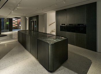 Visitors to the showroom can enjoy a unique, ultra-sophisticated take on kitchen space curation, created through a collaboration with Schiffini, a leading Italian high-end kitchen furniture brand.